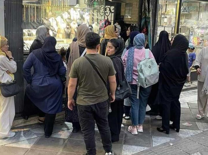 صفهای طولانی خرید طلا و ارز در پی سیاستهای بانک مرکزی صفهای طولانی خرید طلا و ارز در پی سیاستهای بانک مرکزی