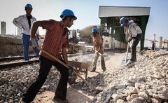 دستمزد کارگران با وجود افزایش، هنوز از تورم عقب است