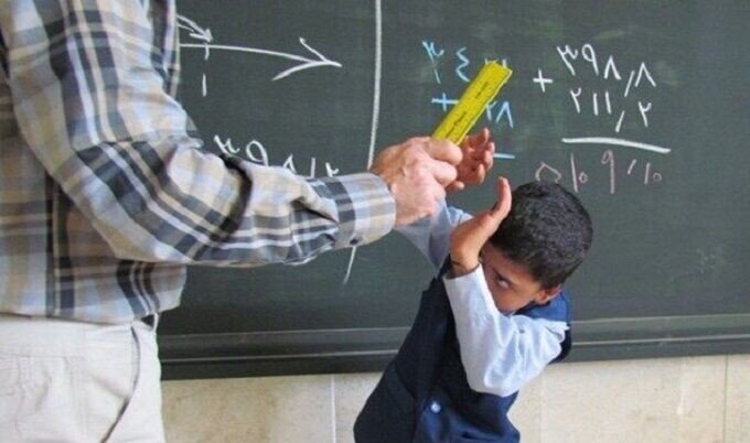 اخراج معلم سنندجی پس از ضرب‌وشتم دانش‌آموزان