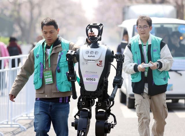 نخستین دوئل ورزشی انسان و ربات در پکن برگزار شد نخستین دوئل ورزشی انسان و ربات در پکن برگزار شد