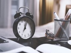 تغییر ساعت رسمی دوباره روی میز مجلس