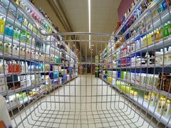 بررسی تاثیر لوازم آرایشی و خوشبوکننده‌ها بر بلوغ زودرس دختران 