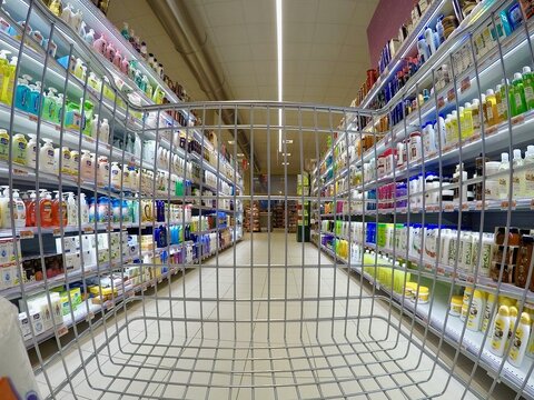 بررسی تاثیر لوازم آرایشی و خوشبوکننده‌ها بر بلوغ زودرس دختران 