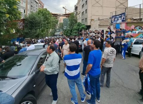 تجمع اعتراضی هواداران استقلال مقابل باشگاه