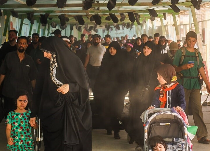 ازدحام شدید زائران در مرز مهران و اهتزاز پرچم اربعین در خسروی