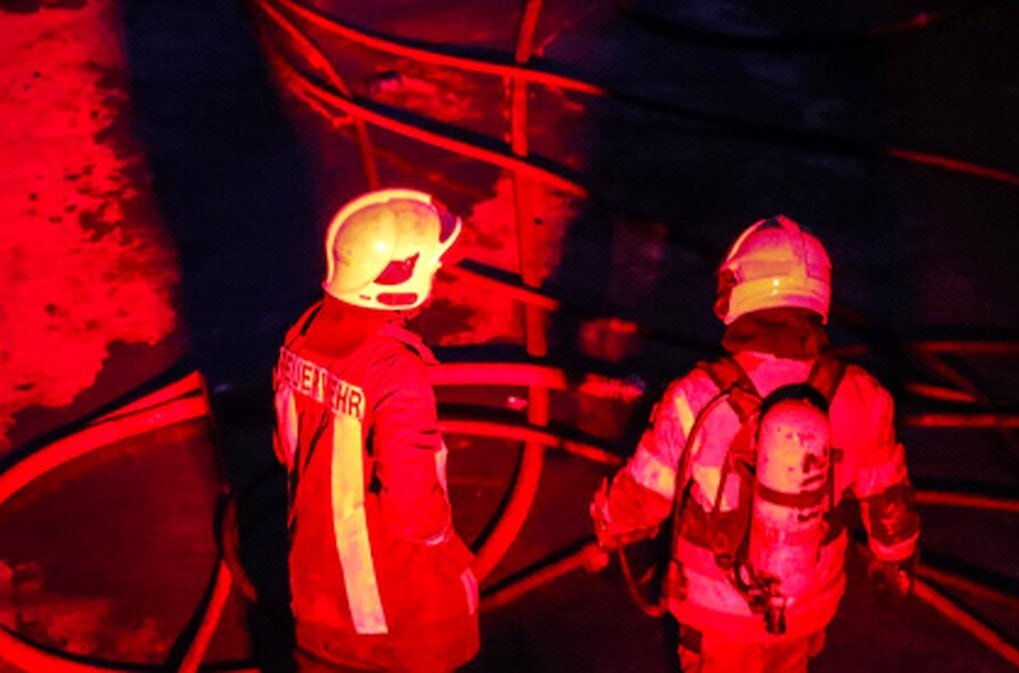 آتشسوزی گسترده در یک مجتمع تجاری در مرکز مشهد