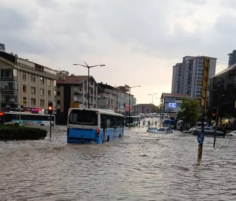 بارش شدید در آنکارا خیابان‌ها را به زیر آب برد