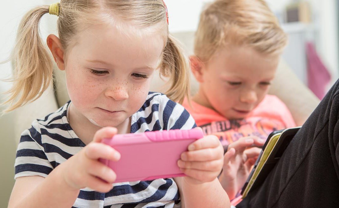 زل زدن به صفحه‌نمایش ضریب هوشی کودکان را کم می‌کند