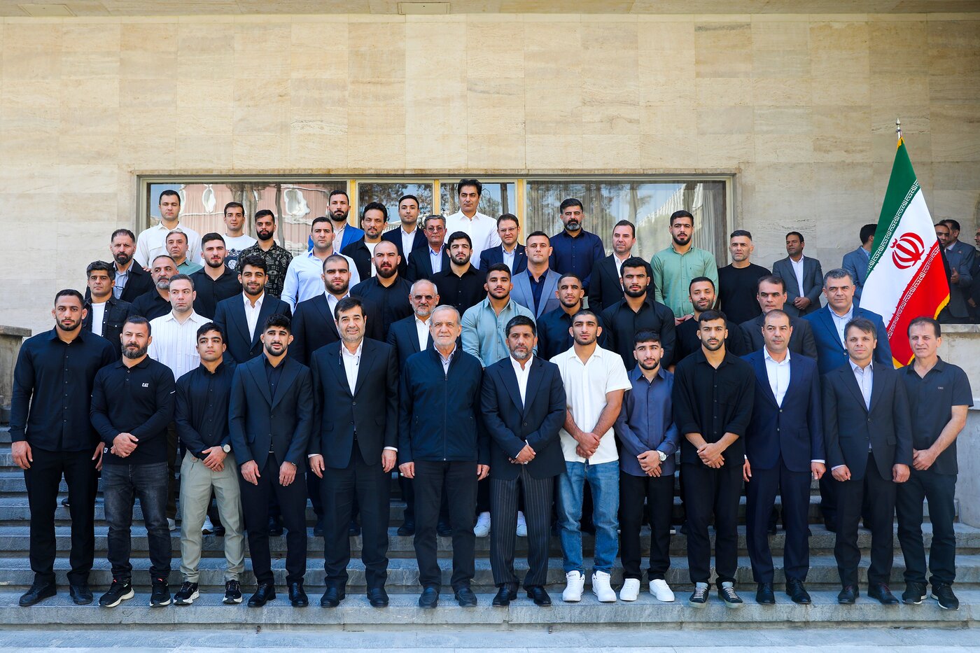 تجلیل رئیسجمهور از قهرمانان کشتی آزاد و فرنگی