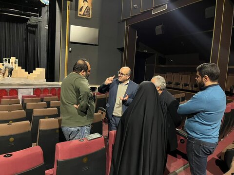 بازدید مدیرکل هنرهای نمایشی از روند آماده‌سازی نمایش «برای هانا»