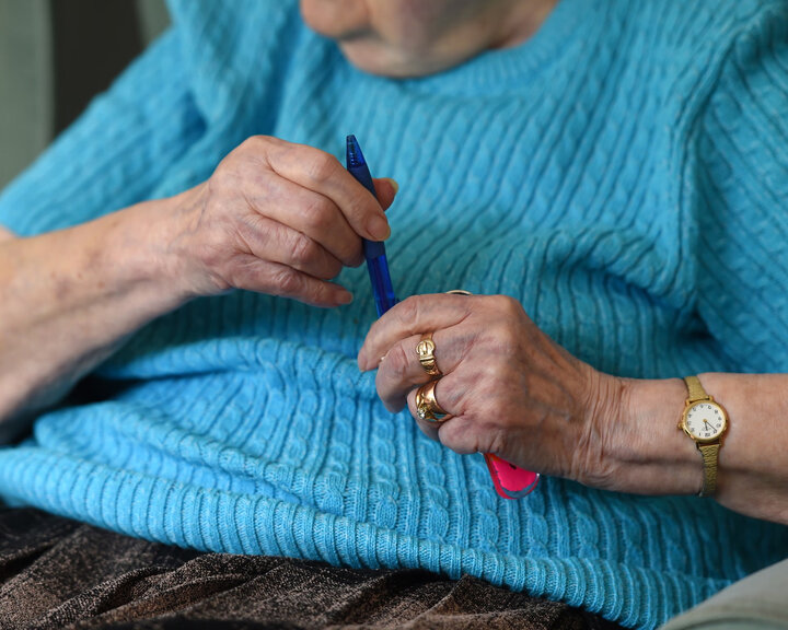 ۱۰ درصد از افراد بالای ۷۰ سال در بریتانیا نشانه‌های آلزایمر دارند